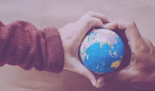 2 hands hold a earth figure